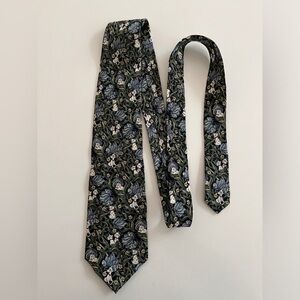 DISNEY 101 Dalmatians 100% Silk Tie Floral Made Italy Novelty Business Office